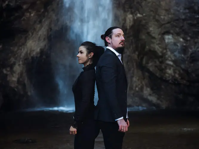 Zweiklangspiel Lia und Markus vor Wasserfall