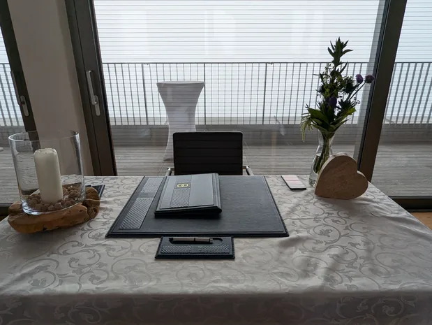 Trautisch im Trauungszimmer an der Jenner-Bergstation mit Kerze, Blumen und Holzherz