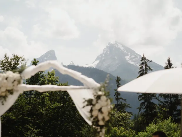 Traubogen der freien Trauung im Kulturhof Stanggass mit dem Watzmann im Hintergrund