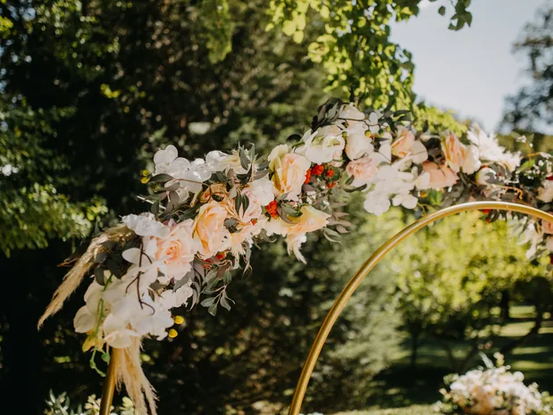 Blumenbogen mit Rosen und Pampasgras bei der freien Trauung im Schlosspark Hellbrunn