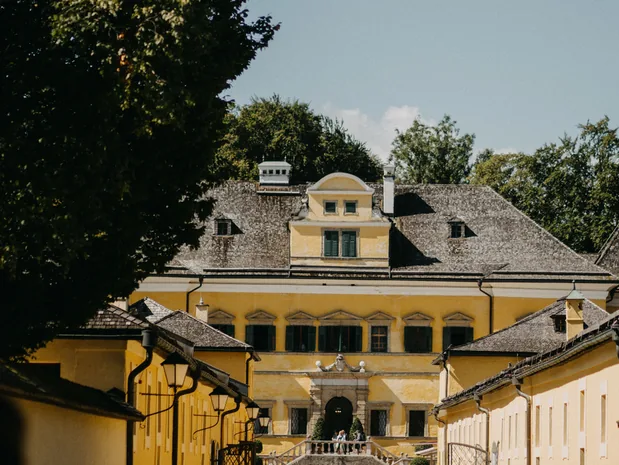 Allee zum gelben Schloss Hellbrunn in Salzburg