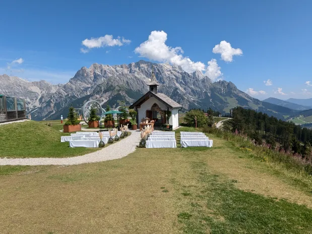 Aufgebaute freie Trauung vor der Kapelle der Steinbockalm mit Blick auf den Hochkönig