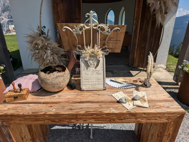 Dekorierter Traualtar vor der Kapelle der Steinbockalm