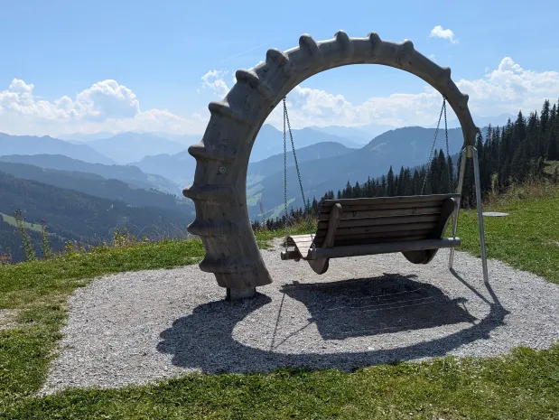 Holzschaukel auf der Steinbockalm mit Blick über die Berge