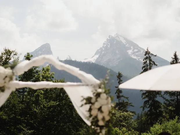 Traubogen der freien Trauung im Kulturhof Stanggass mit Blick auf den Watzmann