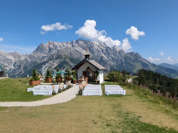 Aufgebaute freie Trauung vor der Kapelle der Steinbockalm mit Blick auf den Hochkönig
