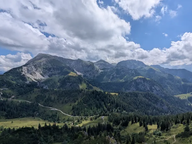 Ausblick vom Jenner über Almen und Berge im Nationalpark Berchtesgaden